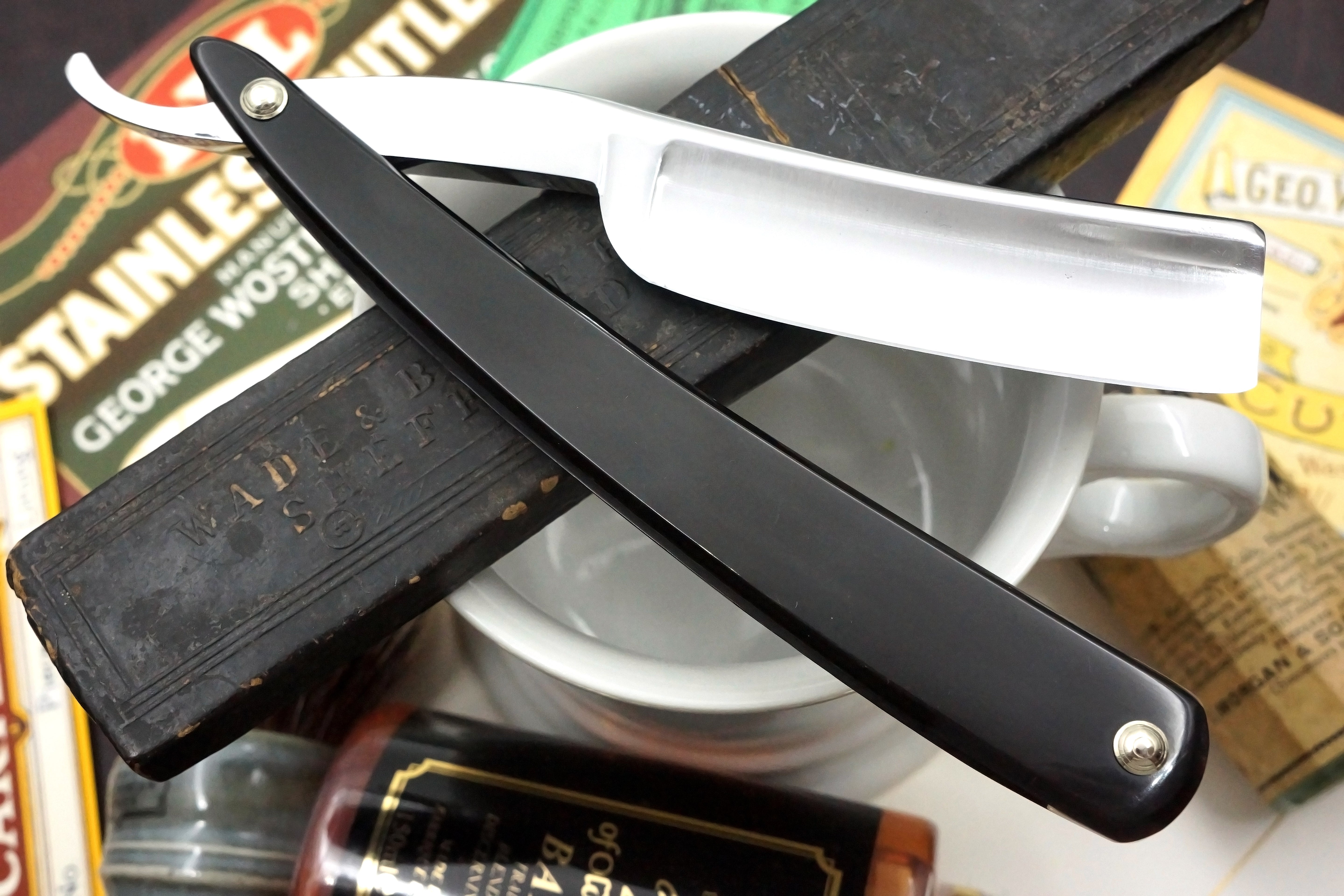 Wade & Butcher "Celebrated Extra Hollow Ground" 7/8 Blade with New Horn Scales Sheffield Straight Razor - Shave Ready