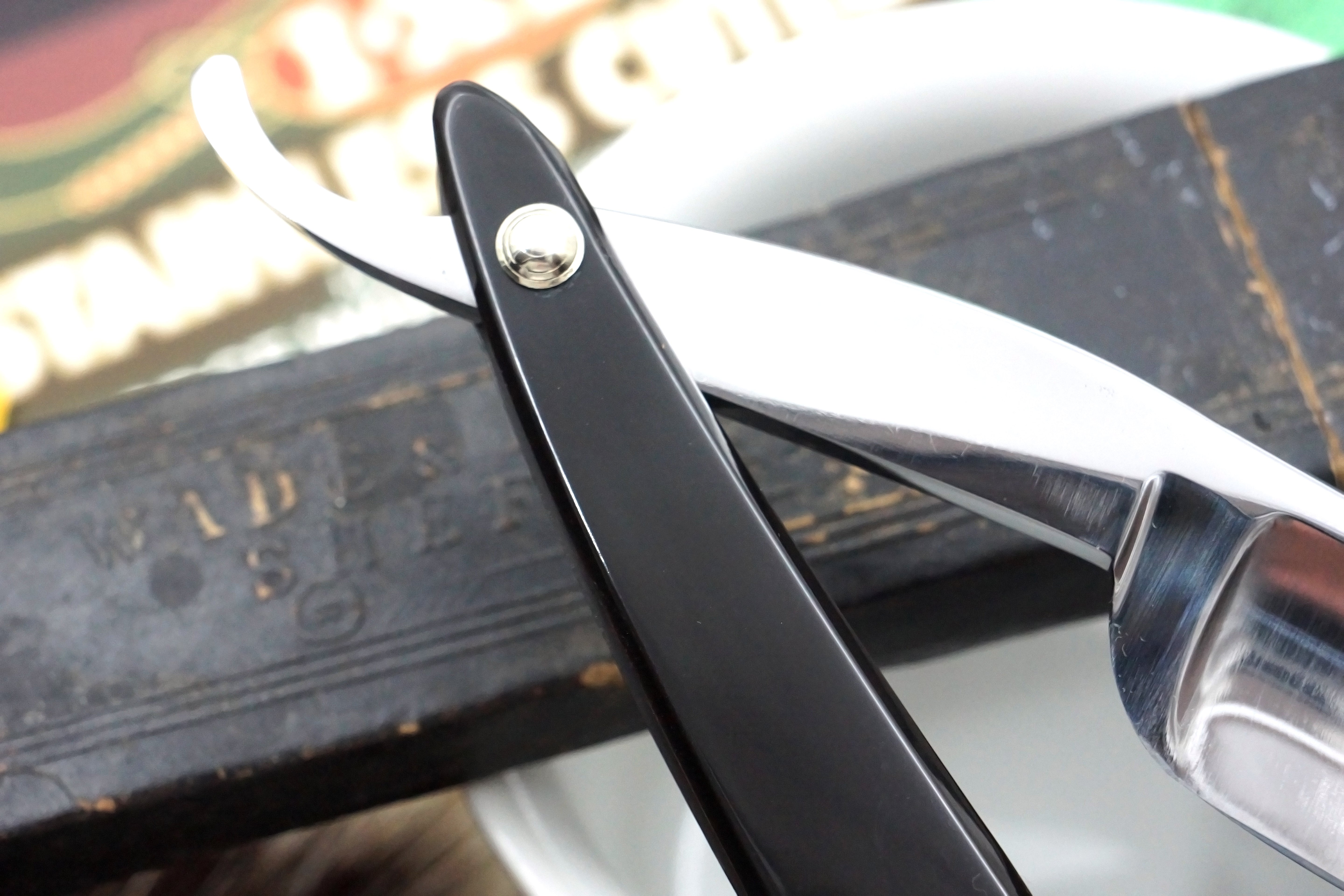 Wade & Butcher "Celebrated Extra Hollow Ground" 7/8 Blade with New Horn Scales Sheffield Straight Razor - Shave Ready