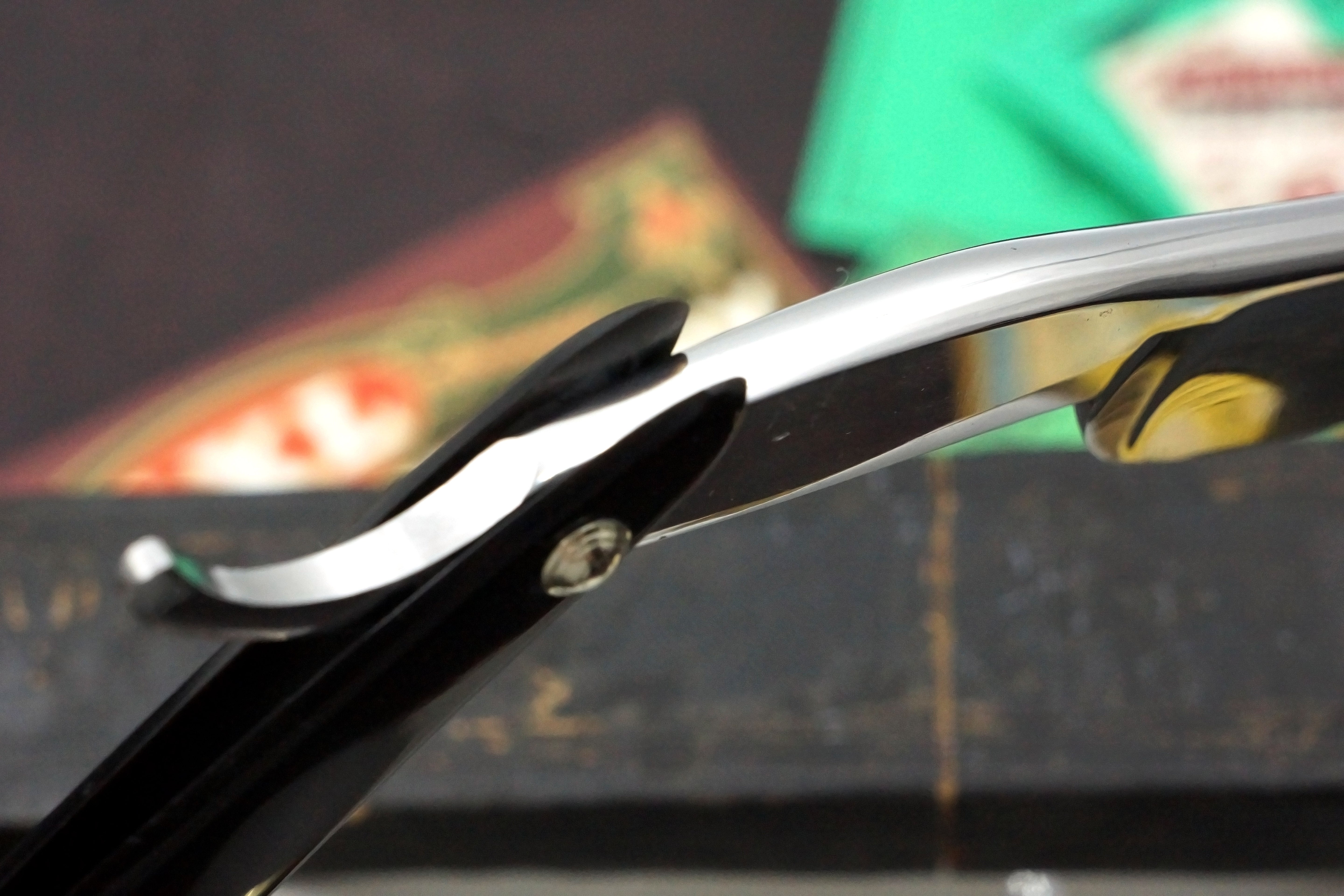 Wade & Butcher "Celebrated Extra Hollow Ground" 7/8 Blade with New Horn Scales Sheffield Straight Razor - Shave Ready