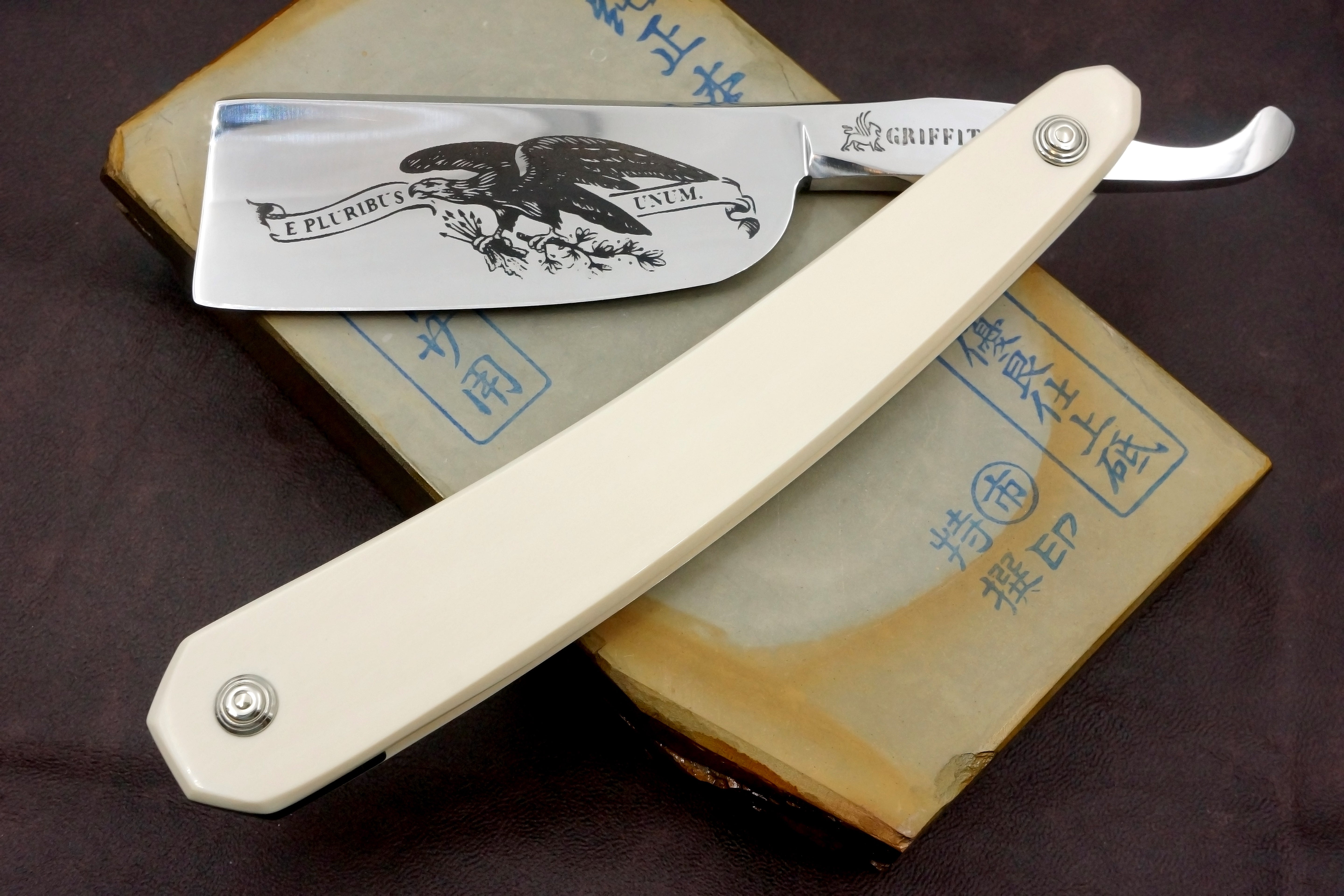 Rasoir droit artisanal Griffith 1084 Steel 19/16 Quarter Hollow Patriotic Etch - Écailles en ivoire de mammouth 