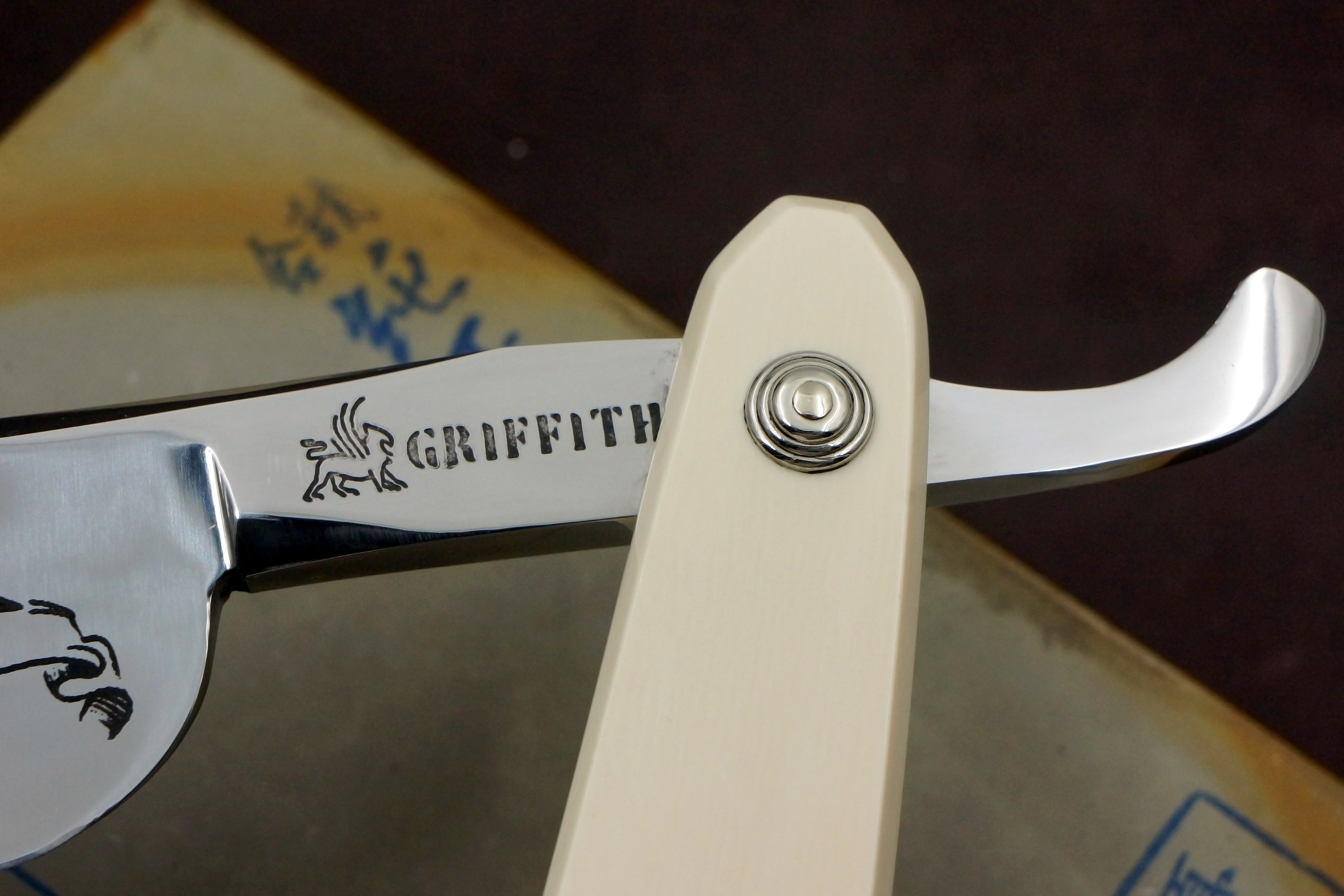 Rasoir droit artisanal Griffith 1084 Steel 19/16 Quarter Hollow Patriotic Etch - Écailles en ivoire de mammouth 