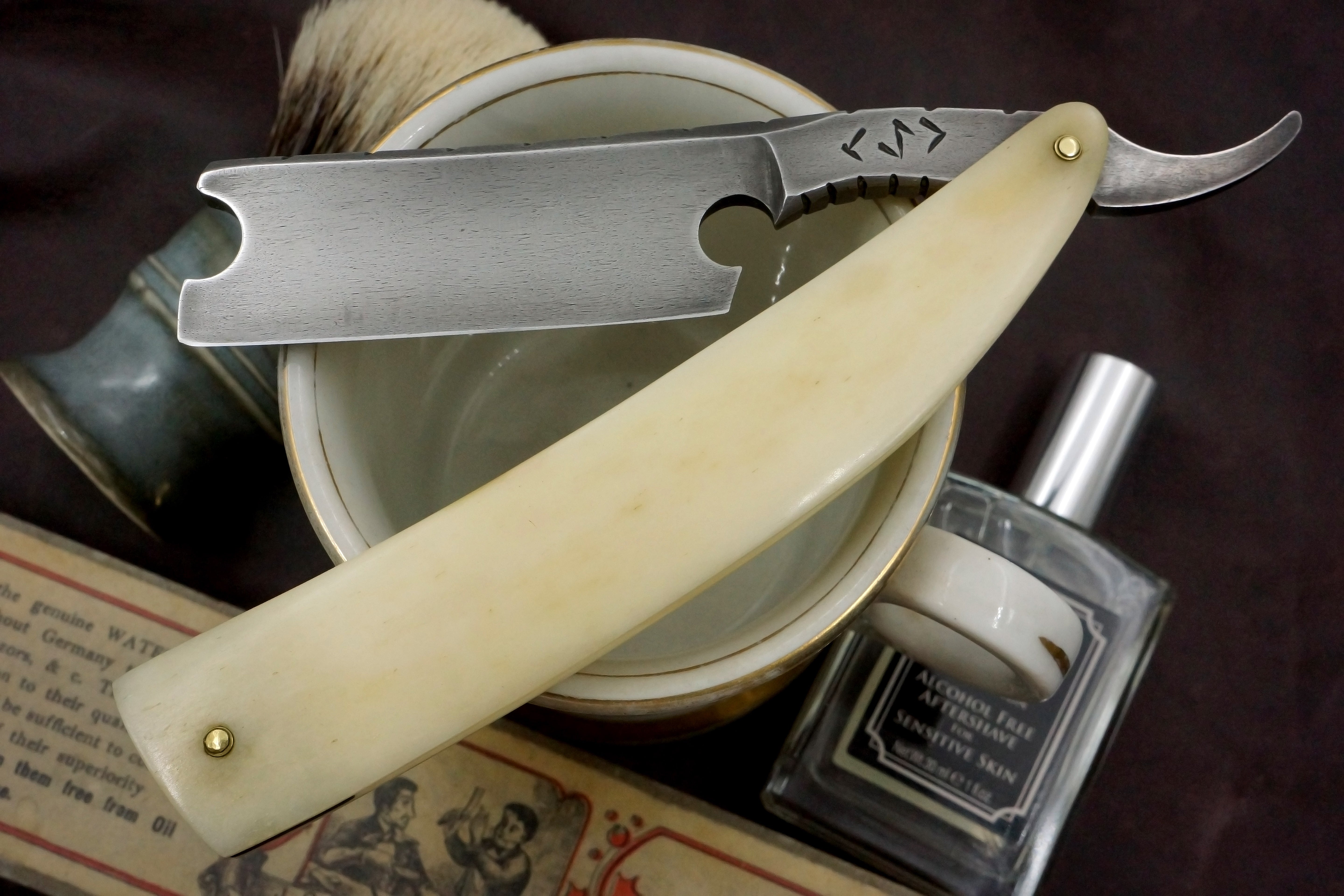 Snail Forge 15/16 Wootz Damascus Steel Blade with Thumbnotch - Preowned Custom Straight Razor - Shave Ready