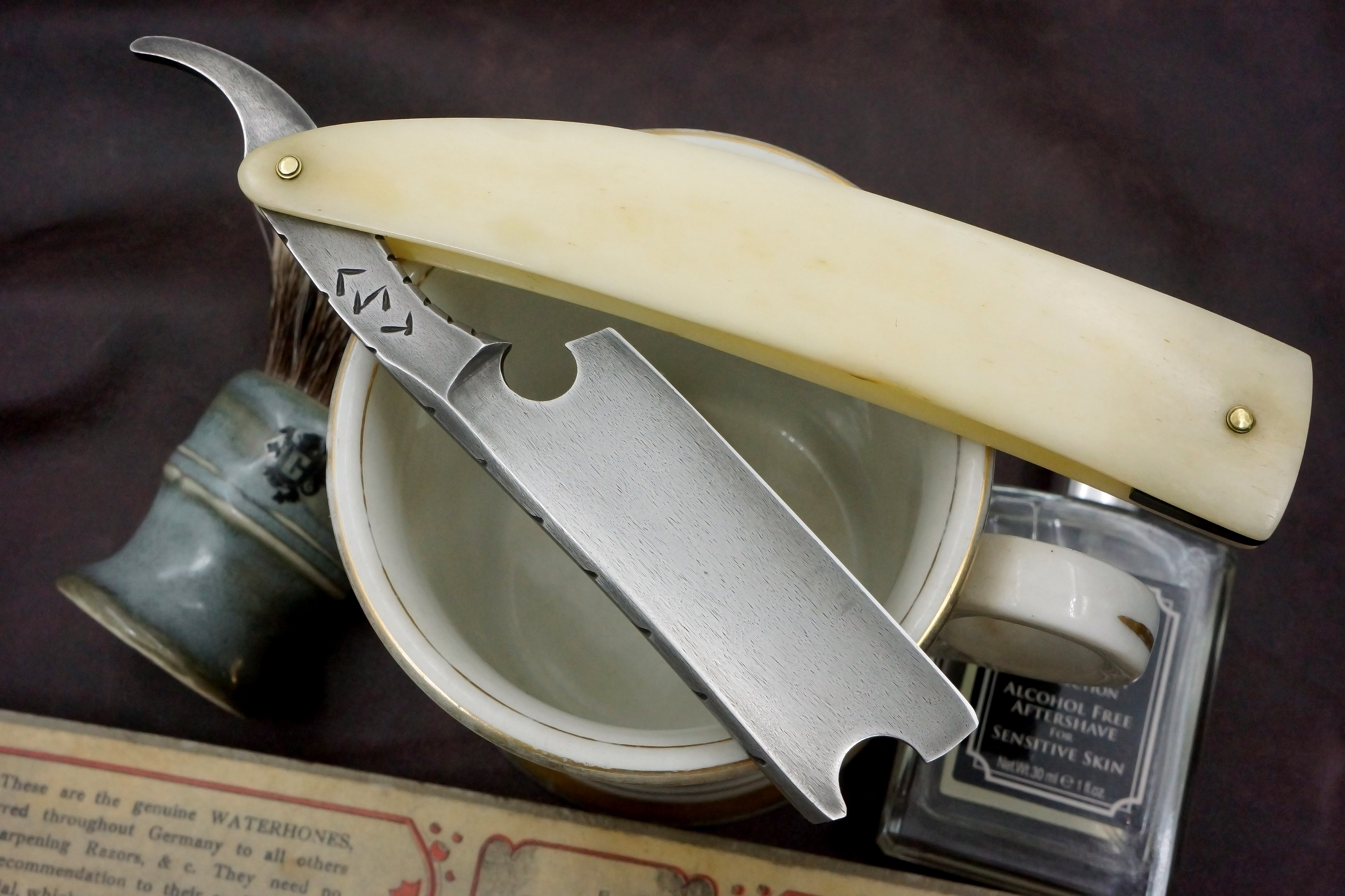 Snail Forge 15/16 Wootz Damascus Steel Blade with Thumbnotch - Preowned Custom Straight Razor - Shave Ready