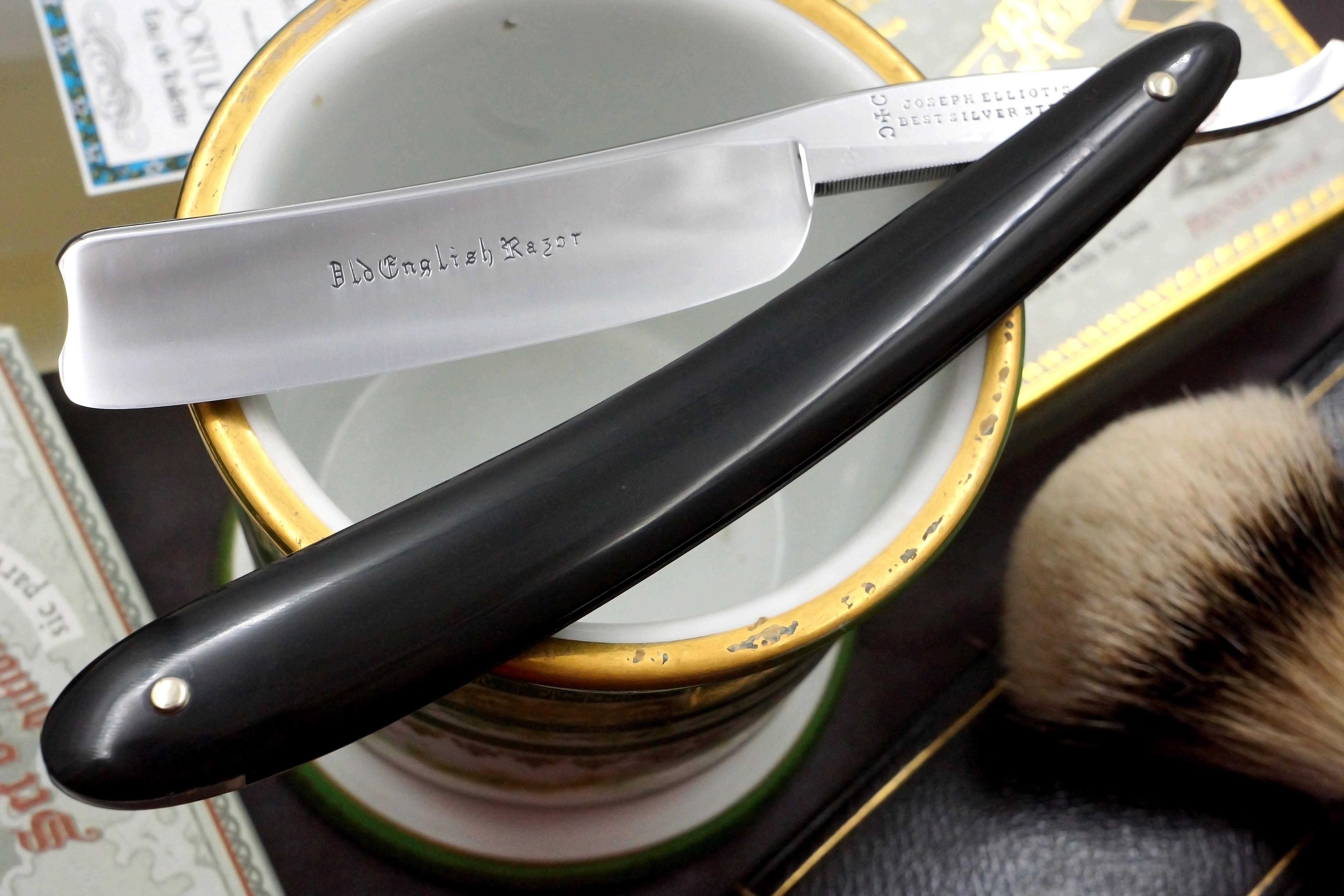 Joseph Elliot "Old English Razor" - Near Pristine 6/8 Vintage Sheffield Straight Razor - Shave Ready