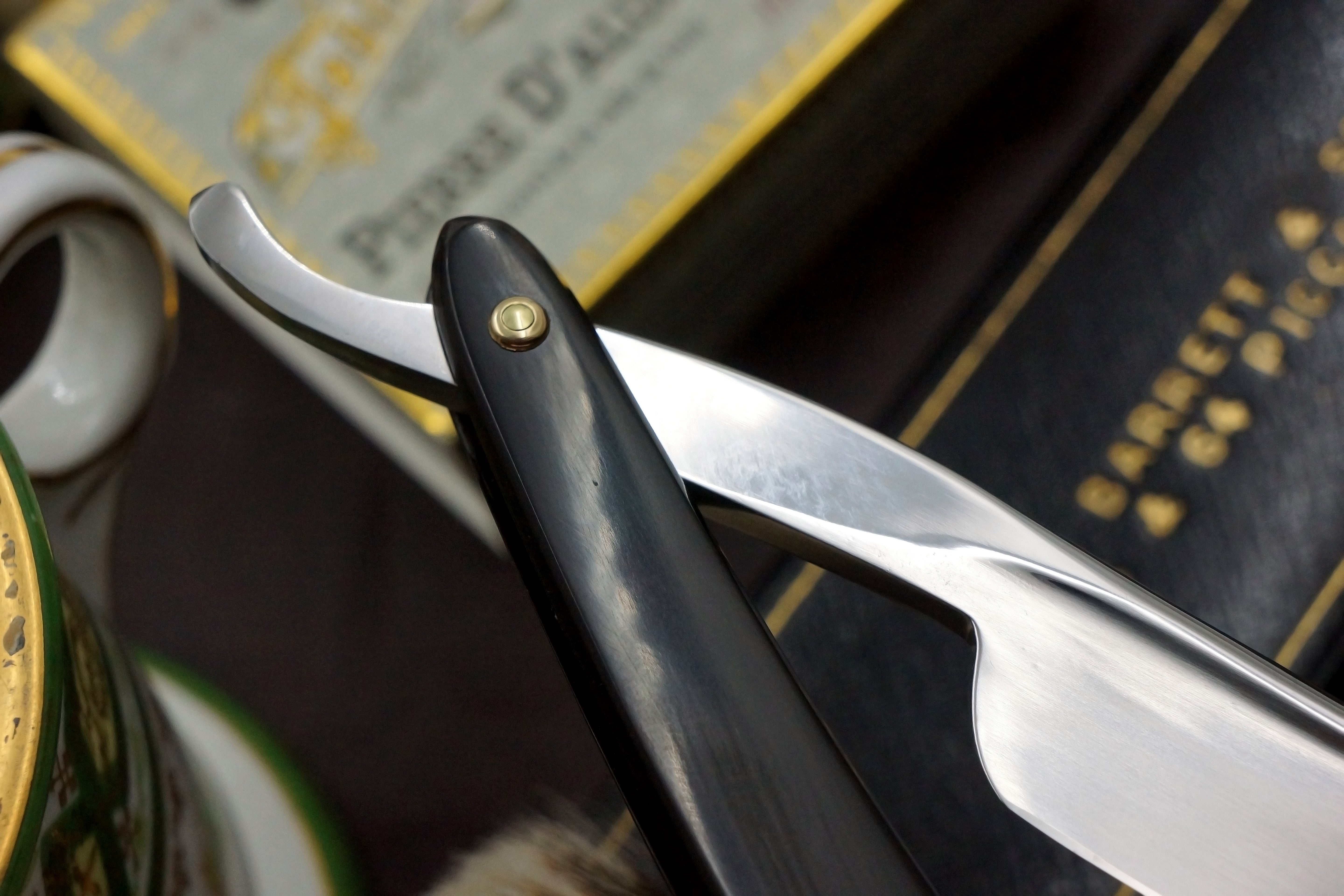 Manhattan Cutlery - 13/16 Rattler Blade Fancy Inlaid Horn Scales- Vintage Sheffield Straight Razor - Shave Ready