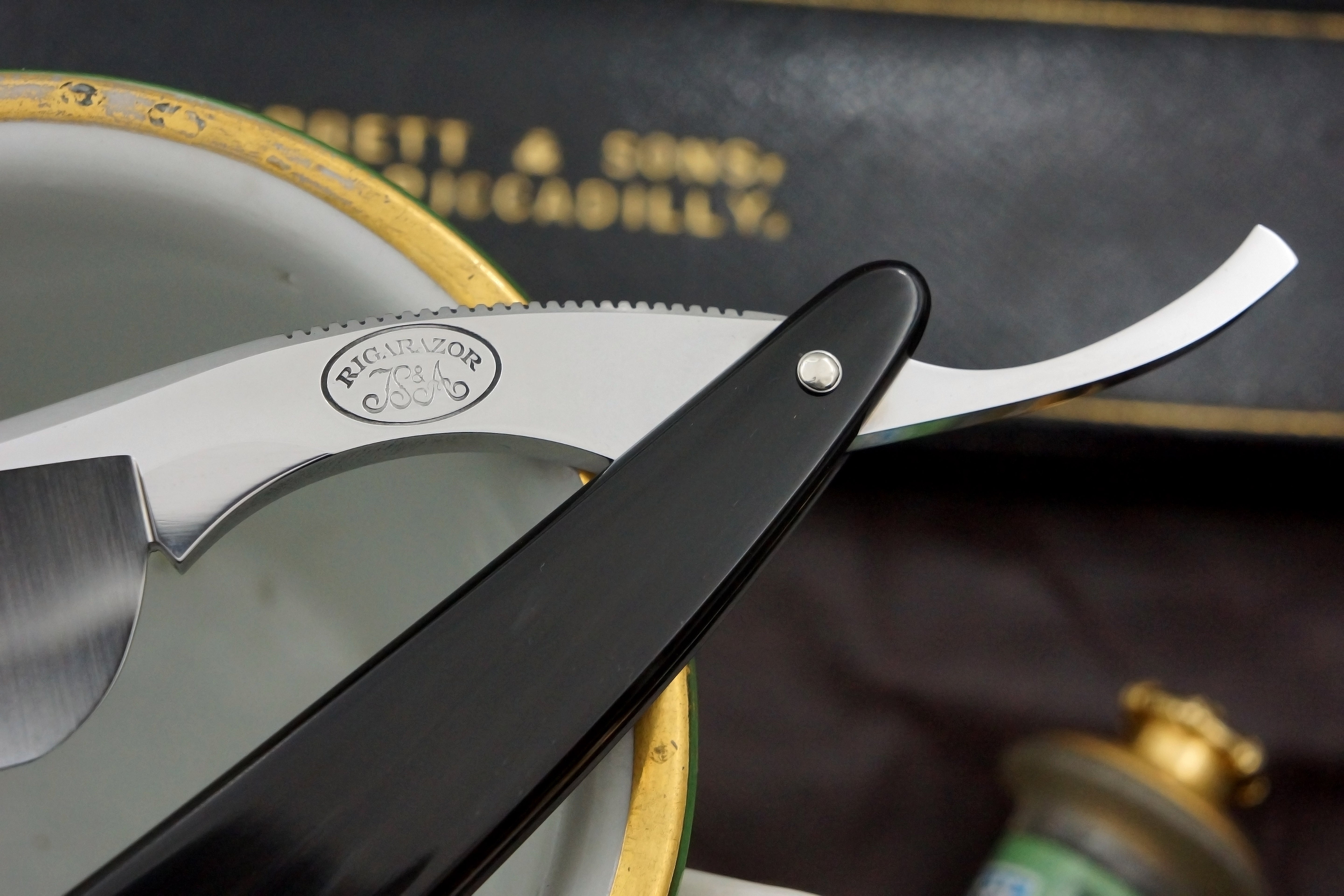 Riga Razor 7/8 Quarter Hollow Blade with Horn Scales - Preowned Custom Straight Razor - Shave Ready