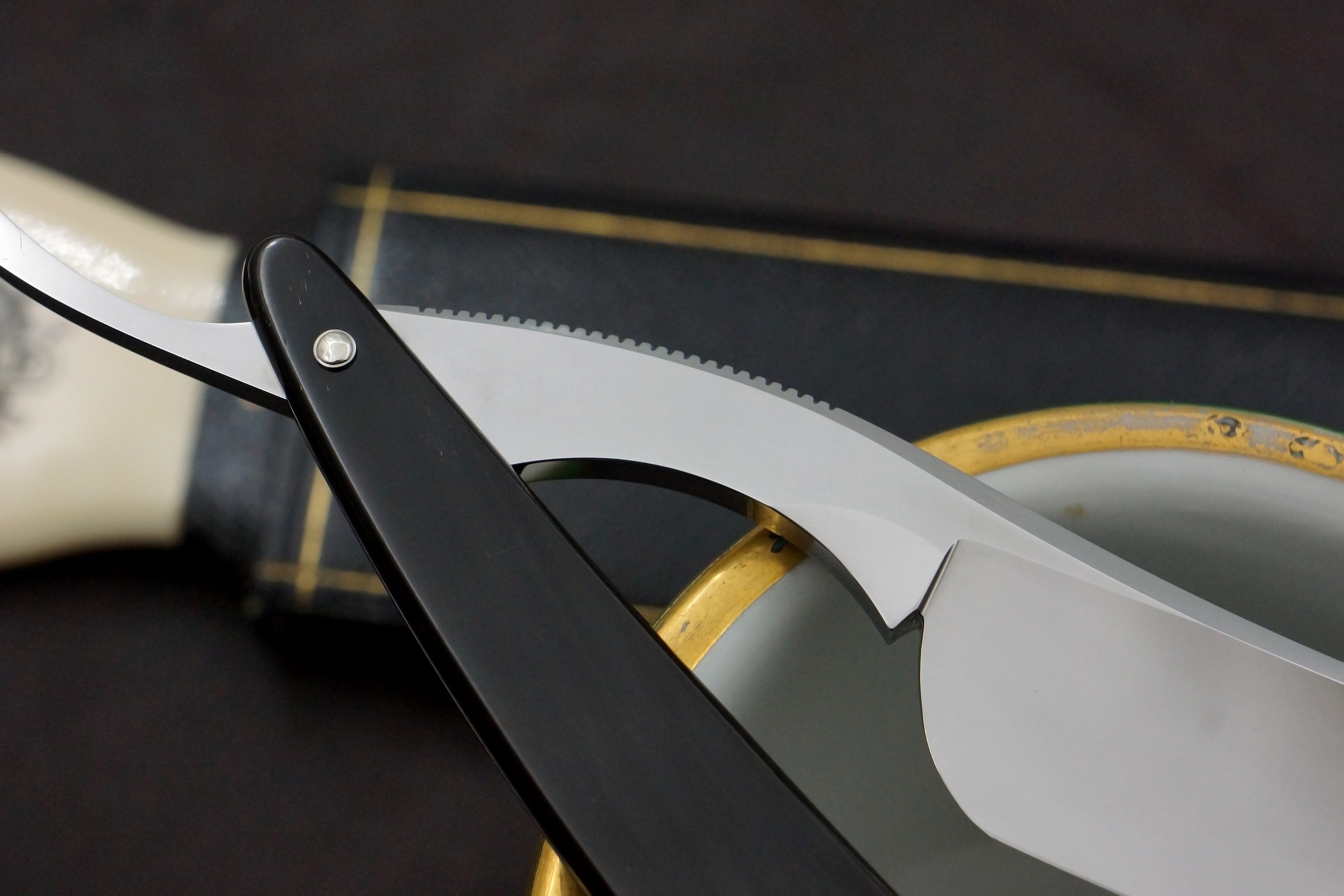 Riga Razor 7/8 Quarter Hollow Blade with Horn Scales - Preowned Custom Straight Razor - Shave Ready