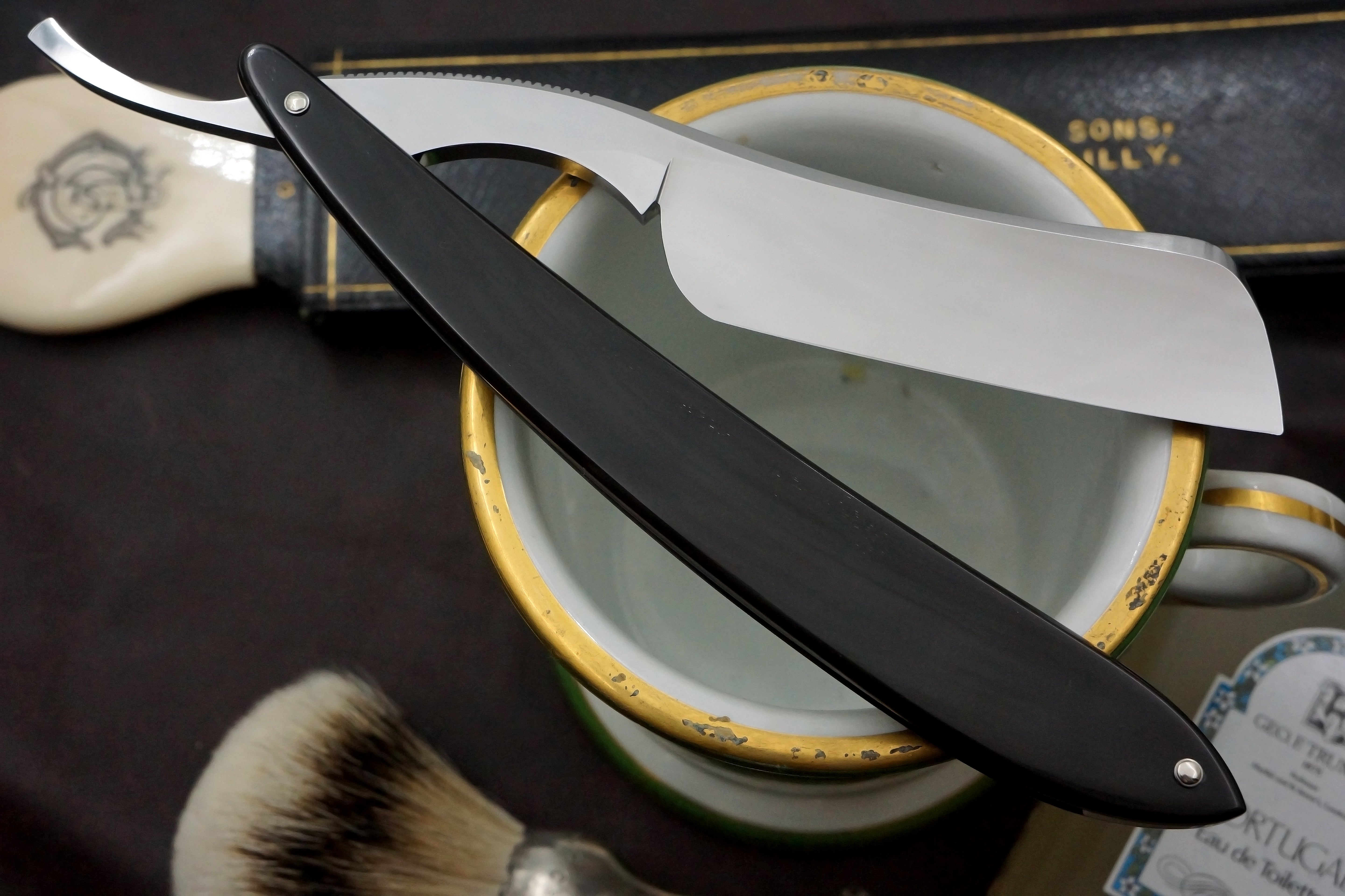 Riga Razor 7/8 Quarter Hollow Blade with Horn Scales - Preowned Custom Straight Razor - Shave Ready