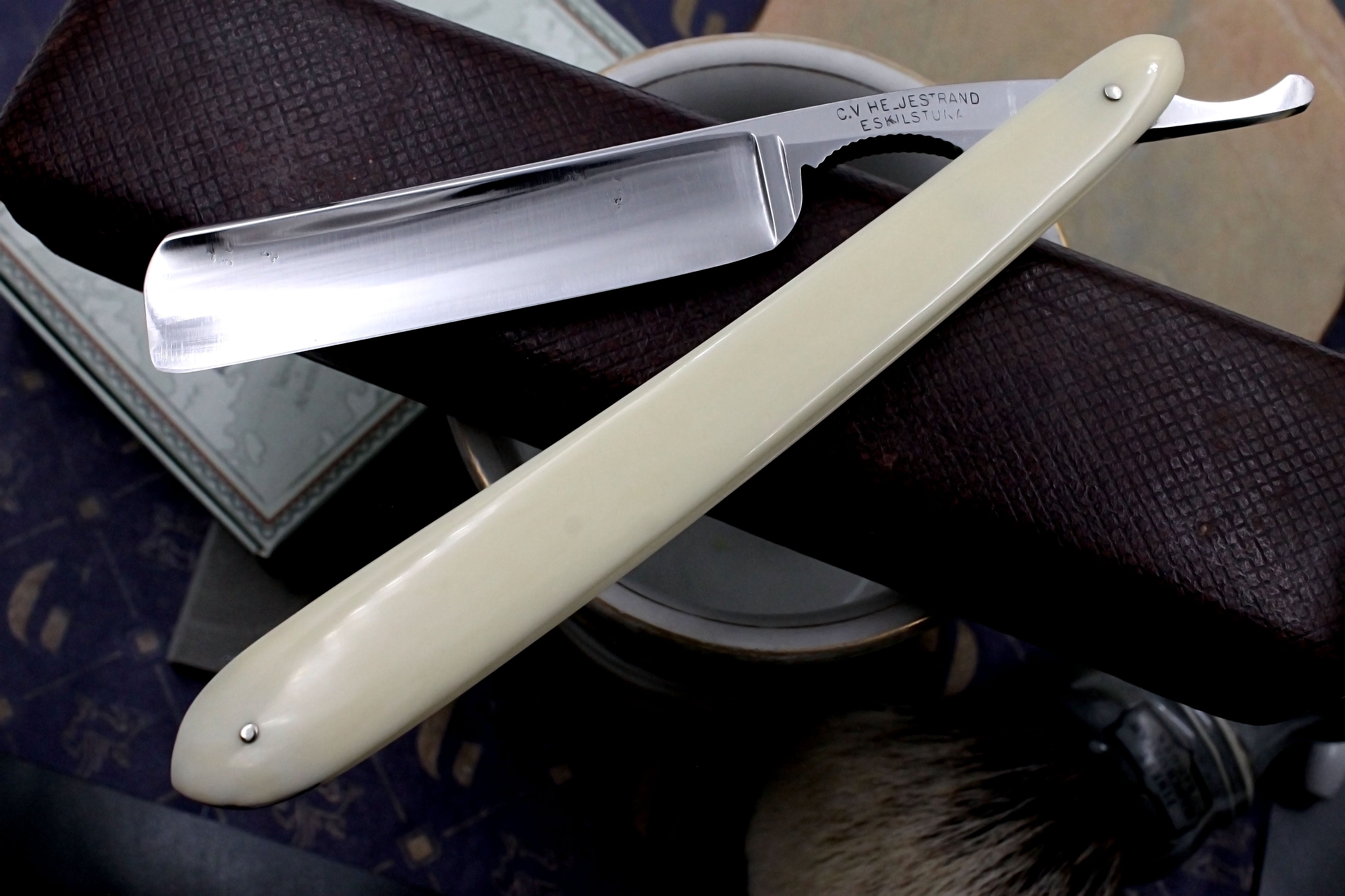 C.V. Heljestrand MK No.31 11/16 Blade - M. Kindal Cased Ivory Scaled Eskilstuna Sweden Straight Razor - Shave Ready