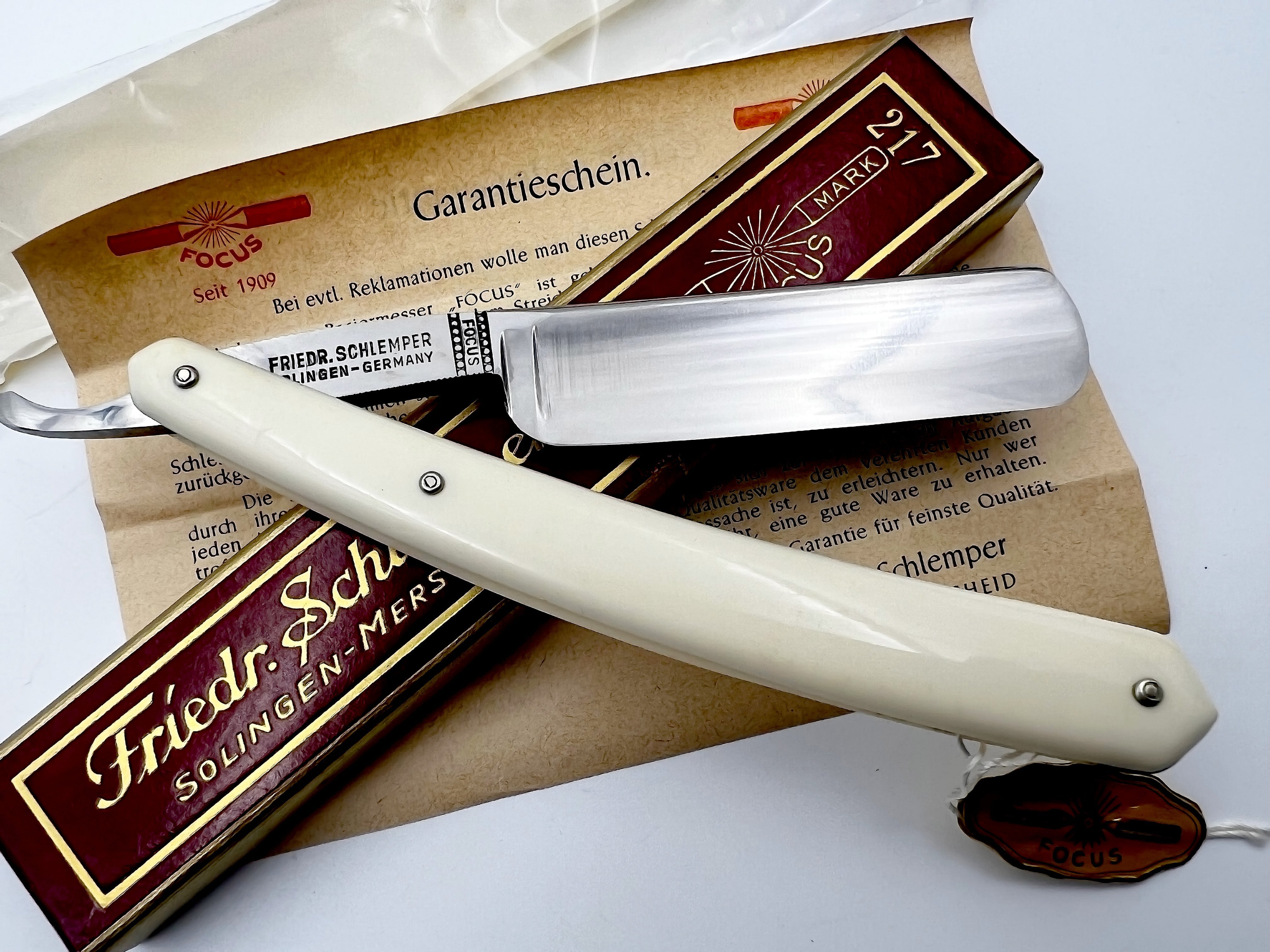 Friedrich Schlemper "Focus" 217 - RARE NOS 6/8 Full Hollow Vintage Straight Razor